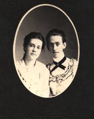 Sisters, Nan and Zeke, 1910, Great Great Grandmothers